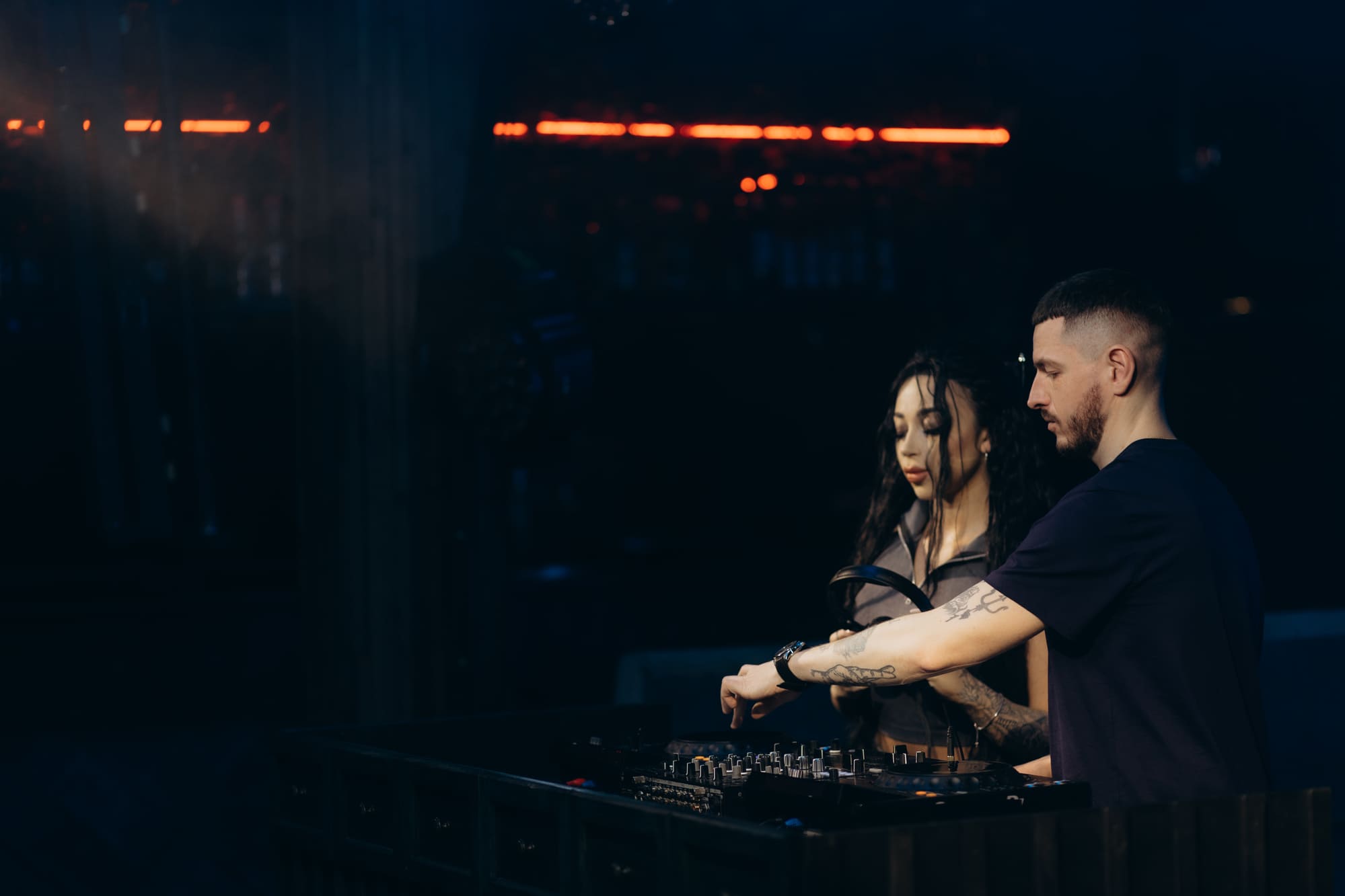 Red_de_artistas Imagen de un DJ contratado por una agencia de Booking de DJ's.